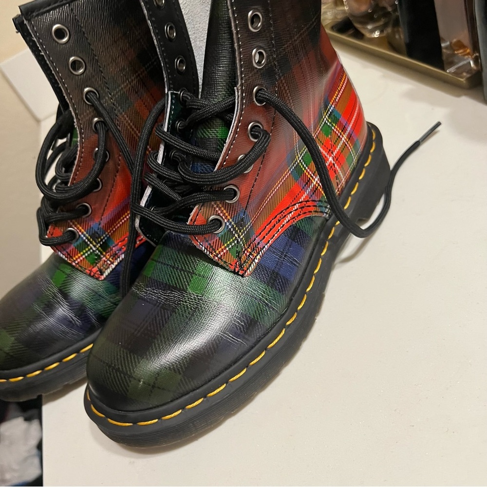 1460 Tartan Dr Martens